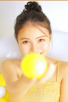 女人洗澡沐浴露全身
